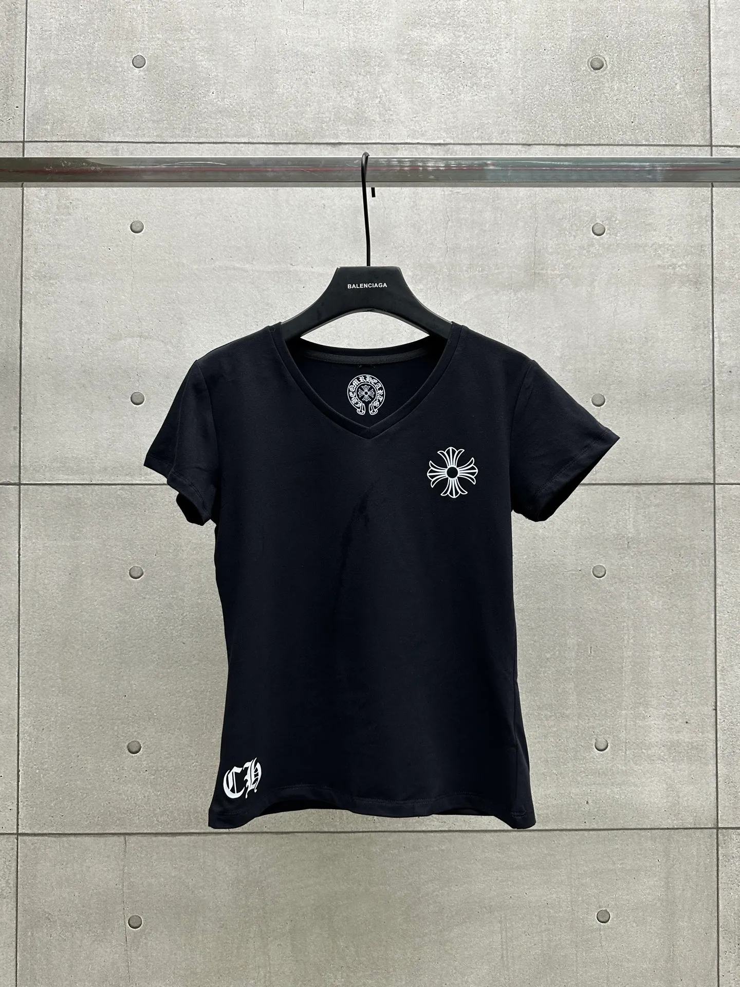 P126 #068 CHROME HEARTS 25SS women's T-shirt. Made of 220G original consistent fabric. V-neck women's waist style. The whole body is made of imported digital direct printing. Color: Black White Size: S M L